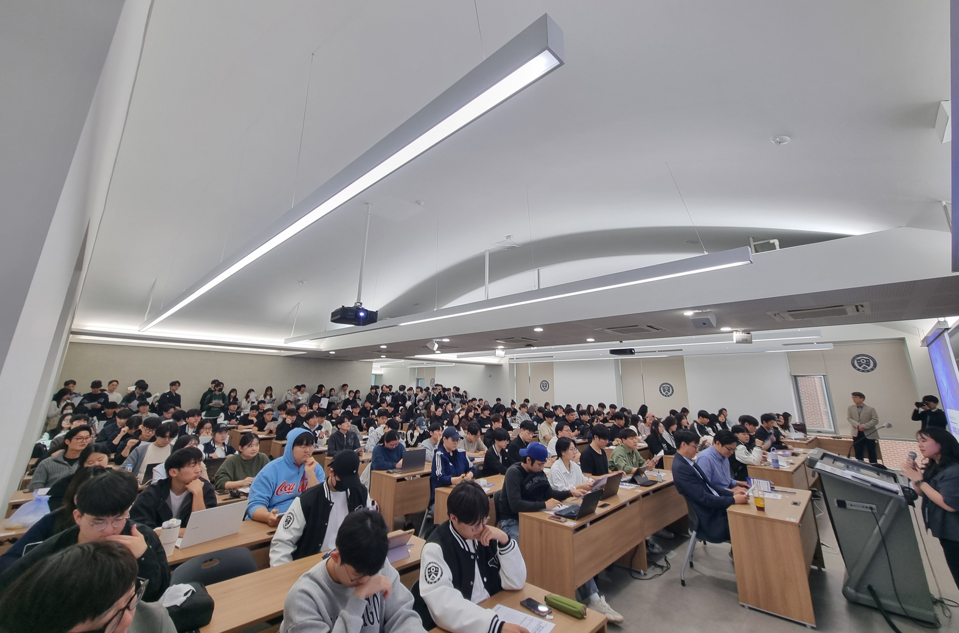 설명회에 참석한 학생들